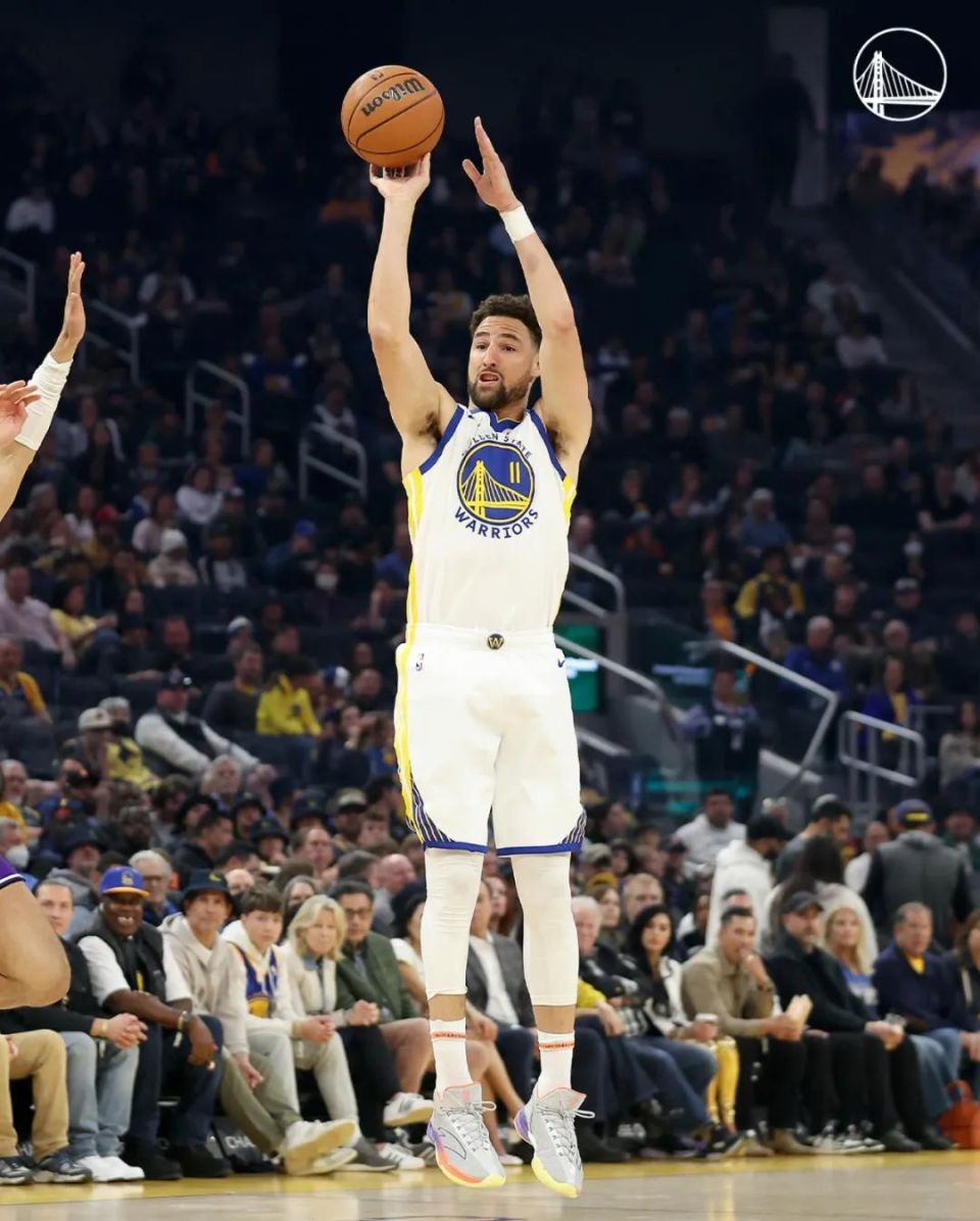 包含转会期圣安东尼奥马刺备战CBA季后赛，绝杀压哨细节曝光，引发热议，球队文化再被提及的词条