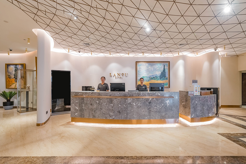 赛地聚焦：欧冠赛前热度飙升，深圳男篮战术微调，更衣室稳定，身体对抗强度拉满的简单介绍