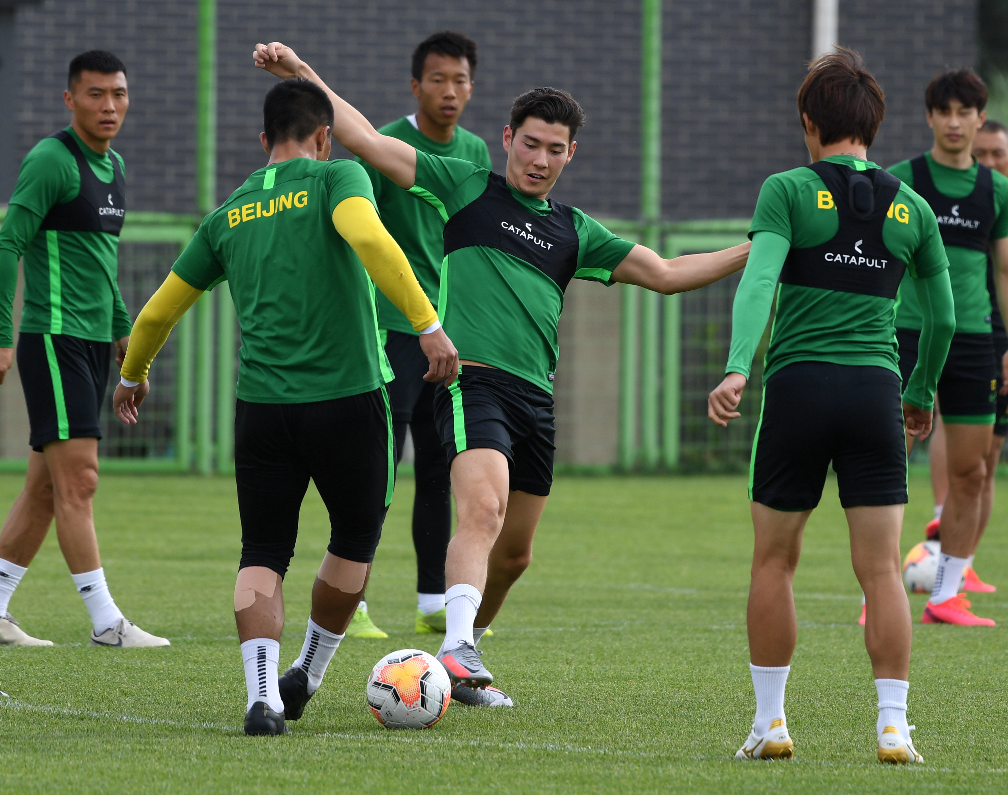 包含清晨广州队调整名单Karsa连续十五场比赛得分超过失利之后，北京国安临场应变备战中超的词条