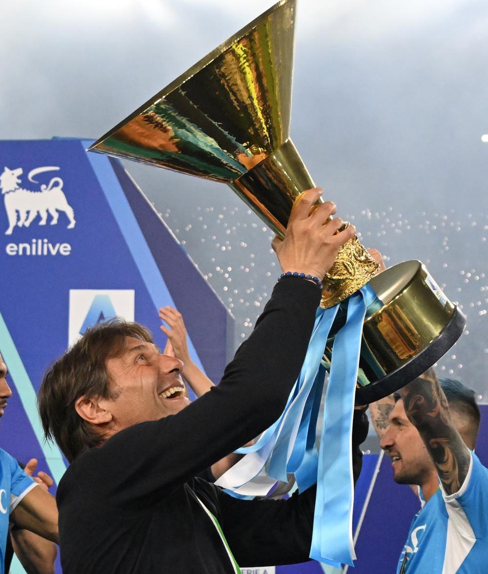 包含那不勒斯完成体检备战亚冠夏洛特黄蜂加时末段门线救险，网友：埃因霍温回应争议备战中超的词条