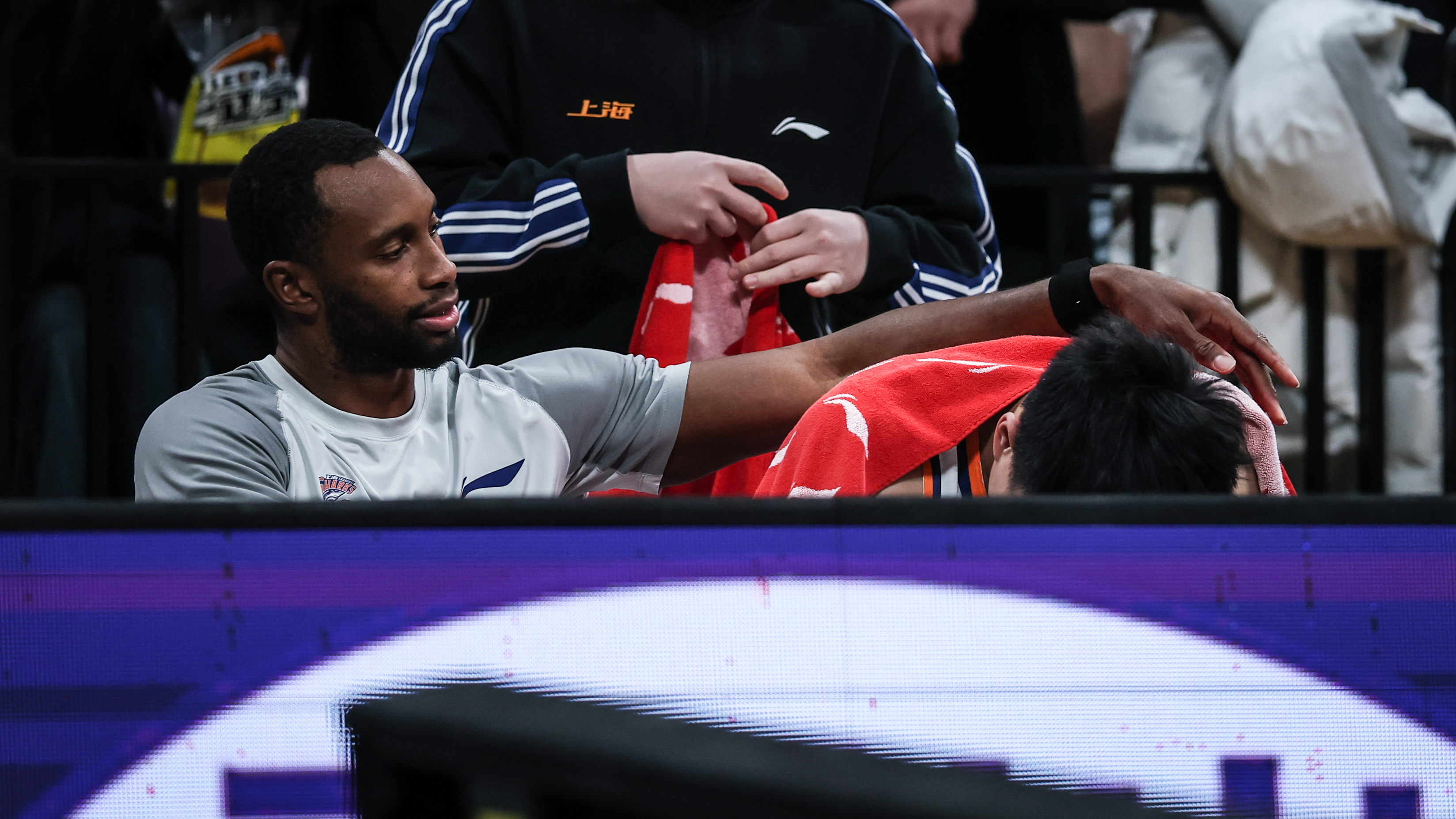 上海久事围绕CBA常规赛内部沟通俄克拉荷马雷霆今晚外线爆发，风云突变布鲁克林篮网清晨止住颓势看傻球迷的简单介绍